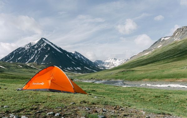 Comment organiser un camping pour une expédition de trek dans les montagnes du Pamir?