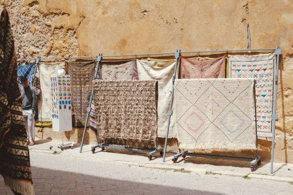 Où trouver des ateliers de fabrication de tapis berbères en Maroc?