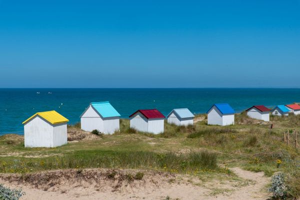 Quels sont les critères pour une location de vacances en bord de mer avec des cours de surf en Bretagne?